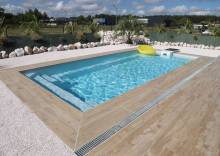 Bassin rectangulaire Shooter 8,20 m avec double escalier à Roquebrune-sur-Argens.