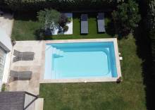 Piscine Sunshine 6,20 m à fond plat posée à Cavalaire-sur-Mer, idéale pour la détente.