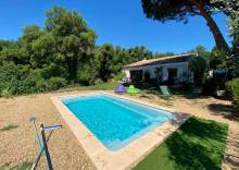 Sunshine 7,20 m à fond plat posée à Fayence, parfaite pour la nage et la détente.