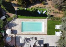 Flamingo 9 m couleur gris moderne posée dans un jardin familial à Brignoles.