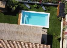 Piscine Sherry Lounge 6,30 m installée à Carqueiranne avec plage immergée conviviale.