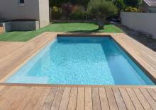 Piscine Sherry Lounge 9,30 m intégrée dans un extérieur moderne à Vidauban.