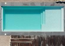 Piscine coque Sherry Lounge XL 10,30 m avec grand escalier latéral à Fréjus.