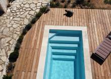 Installation d’une mini-piscine Shooter 4 design à Roquebrune-sur-Argens.