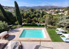 Piscine Flamingo 9 m intégrée dans un grand jardin à Solliès-Pont.