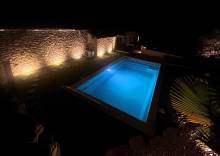 Piscine Sherry Lounge 8,30 m installée dans un jardin familial à Fayence.