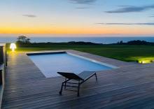 Piscine moderne Sherry Lounge XL 10,30 m installée à Roquebrune-sur-Argens.