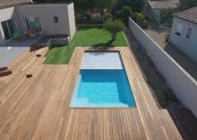 Piscine Sherry Lounge 9,30 m installée dans un terrain familial à Fayence.