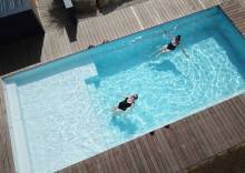 Piscine Sherry Lounge XL 10,30 m installée à Saint-Tropez avec plage XXL conviviale.