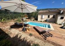 Shooter 4 couleur gris moderne posée dans un petit jardin à Bormes-les-Mimosas.