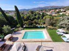 vue panoramique d'une piscine dans la région de Saint Maximin dans le Var