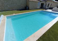 Piscine moderne Sherry Lounge 8,30 m posée à Roquebrune-sur-Argens.