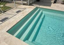 Piscine Flamingo 9 m avec grand escalier convivial posée à Roquebrune-sur-Argens.