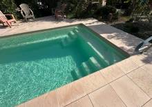 Piscine Sunshine 6,20 m avec banquette conviviale installée à La Londe-les-Maures.