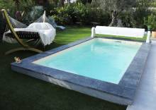 Mini-piscine Manhattan 4 posée à Brignoles pour un espace réduit et élégant.