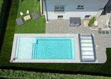 Piscine Sherry Lounge XL 10,30 m installée dans un terrain contemporain à Fayence.