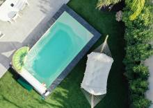 Piscine Manhattan 4 compacte installée dans un petit extérieur à Le Luc.