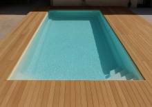 Piscine coque Manhattan 10 avec Safety Ledge sécurisant le bassin à Bormes-les-Mimosas.