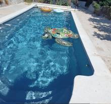 Coque de piscine en polyester gris