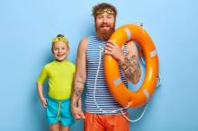 PERE ET FILLE avec une bouee pour sécuriser la piscine alliance