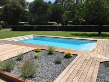 piscine coque rectangulaire avec plage et escalier avec un volet immergé par l'agence adopte une piscine