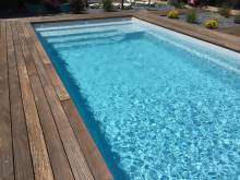 vue d'une piscine rectangulaire dans le var à Le Val