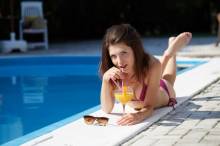 fille buvant un cocktail au bord de sa piscine à toulon