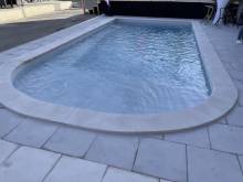 Long Island (8,50m 9,50m et 10,50m) - Piscine coque polyester fond plat avec grande plage immergé - La Seyne sur Mer dans le Var