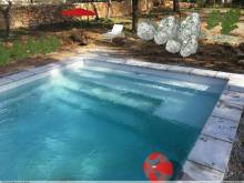 banquette et plage de la piscine cocktail à gonfaron dans le var