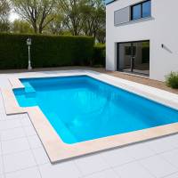 piscine coque avec escalier sur le coté à Rocbaron