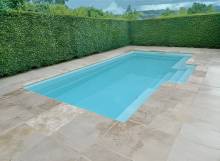 installation d'une piscine avec escalier latérale Paloma chez Alliance Piscines 83 dans le Var