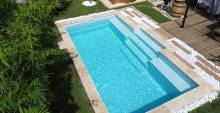 Piscine Paloma 9 m intégrée dans un grand jardin à Solliès-Pont.