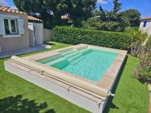 piscine cocktail coque polyester avec une bache a barres dans le Var