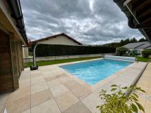 piscine coque polyester dans le Var à Gonfaron avec volet de protection hors sol