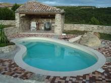 installation d'une piscine coque haricot dans le var par cocktail piscine ou alliance piscines