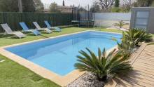 Piscine Manhattan 8 m avec safety ledge pour plus de sécurité à Brignoles.