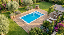 piscine dans le var avec pelouse et terasse