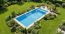 Piscine coque 8m dans jardin avec pelouse